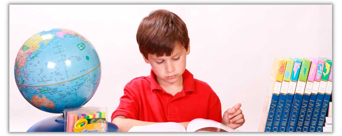 Niño leyendo un libro