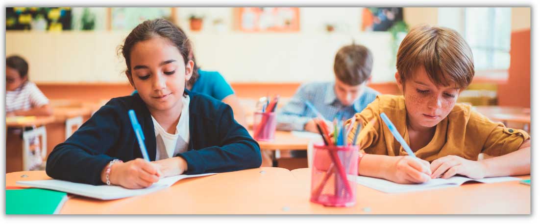 Niños escribiendo