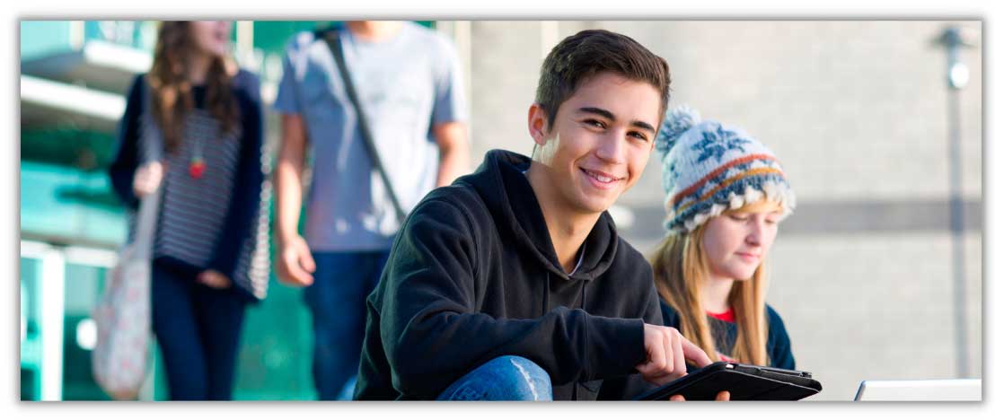 Joven con tablet en la mano